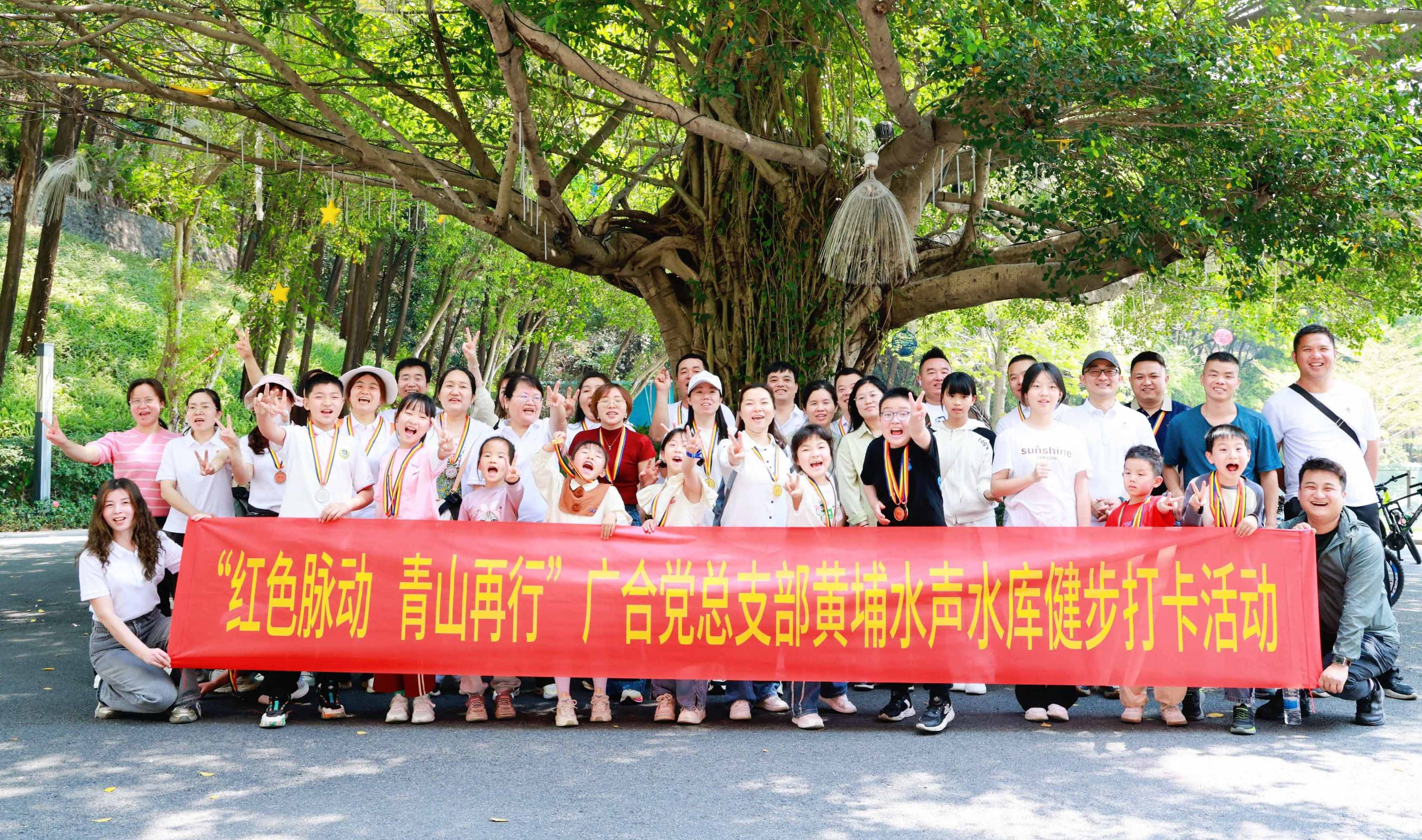 ��ɫ��������ɽ���У�ͽ��Ѱ������Я�������